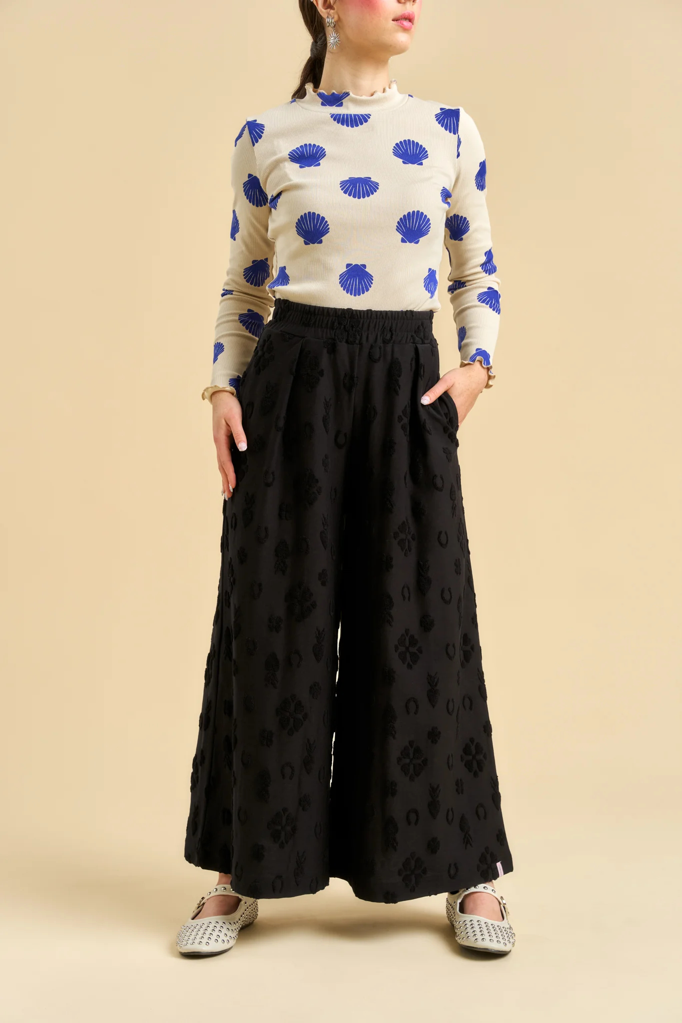 Doce Pants, Charms