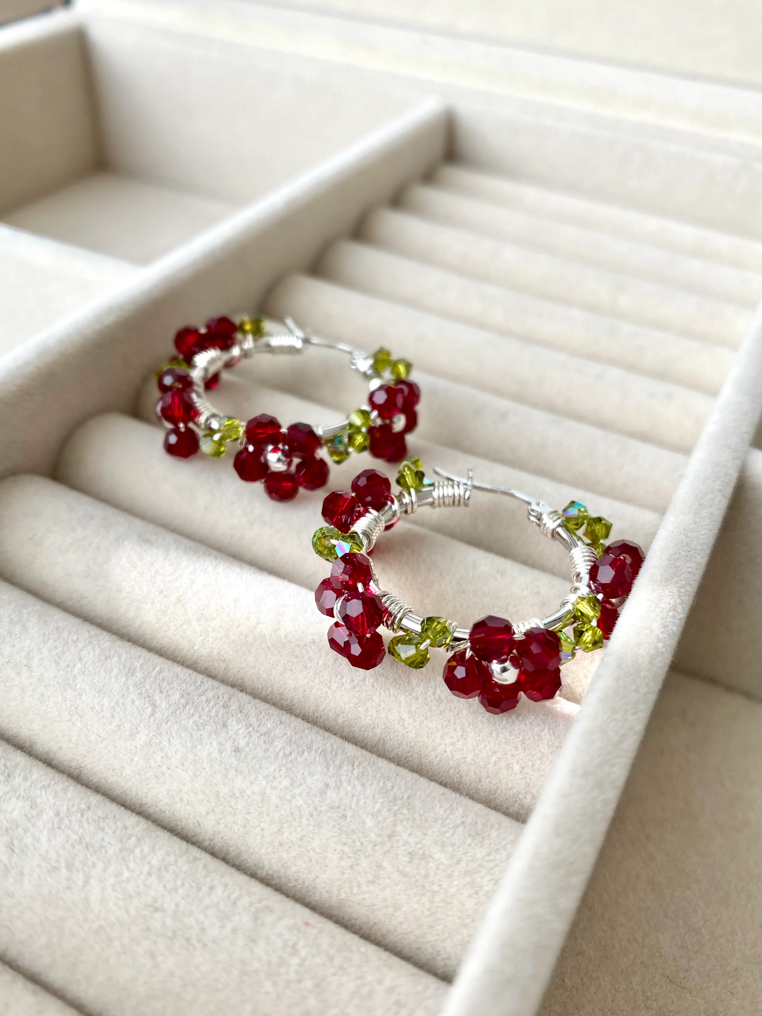 Kristalliniitty Korvakorut, Hopea, eri värejä - Image 3