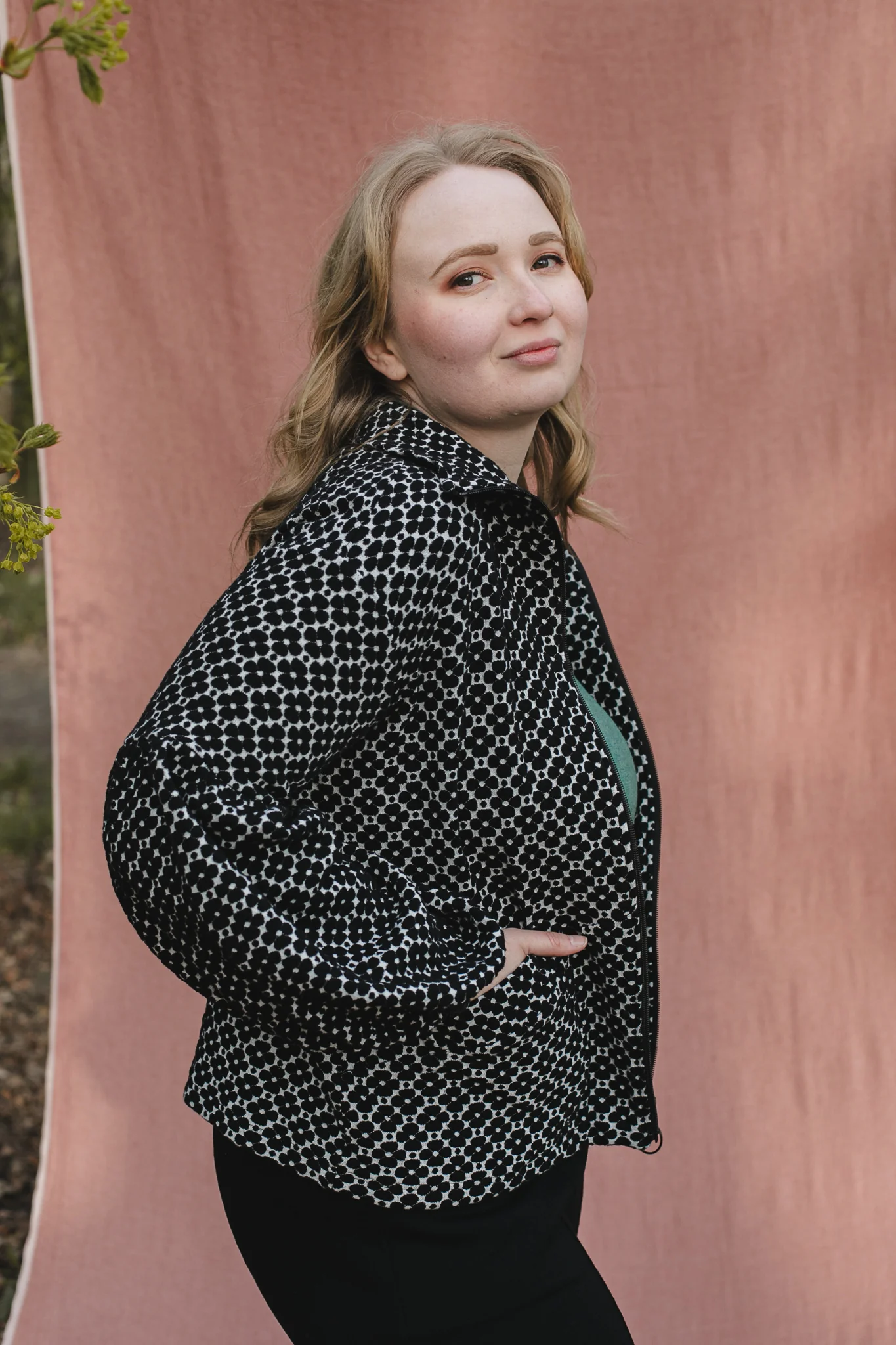 Talvikki Neulostakki, Apila Mustavalkoinen - Image 3