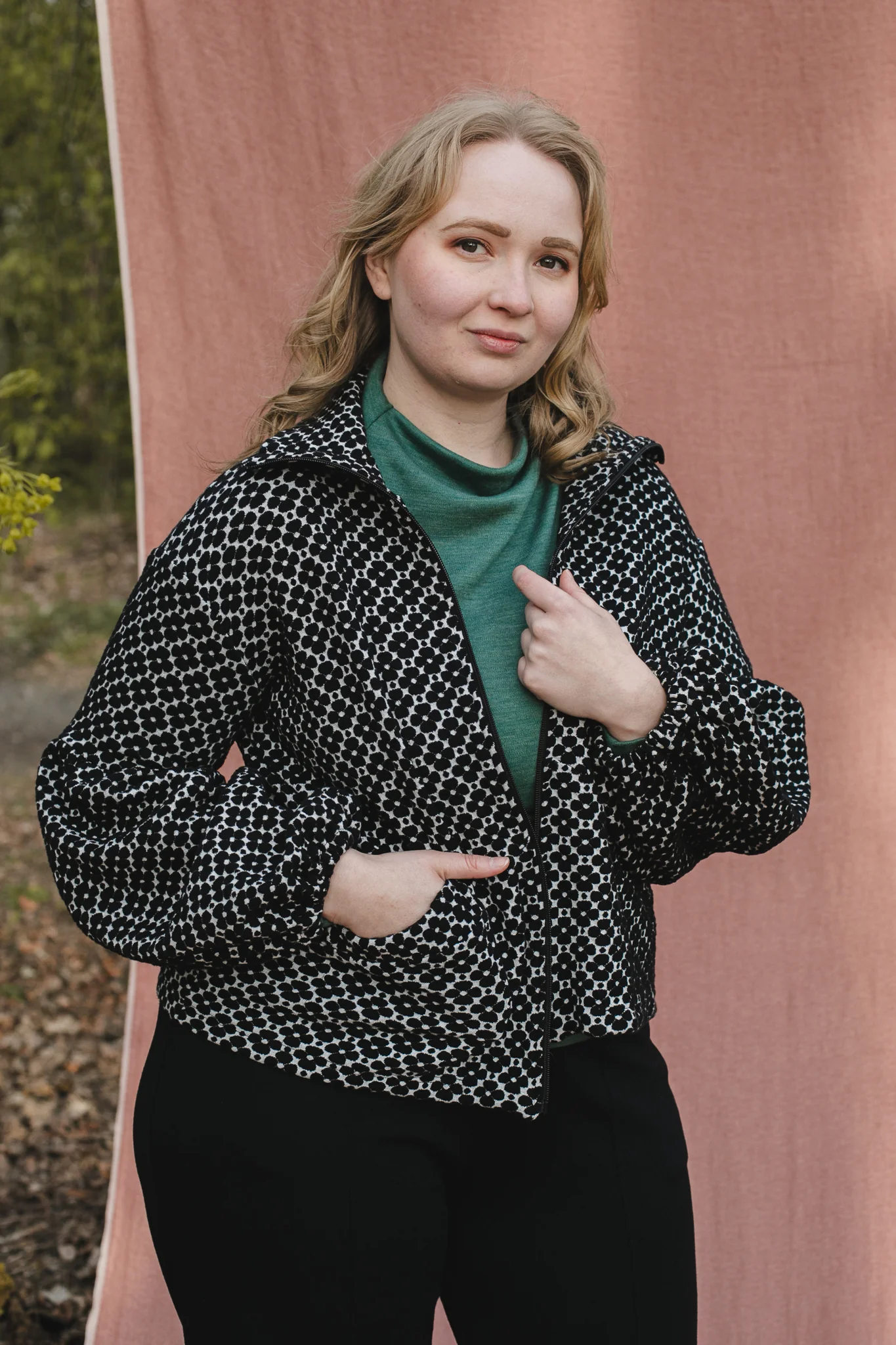 Talvikki Neulostakki, Apila Mustavalkoinen - Image 4